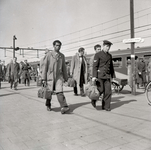 837382 Afbeelding van treinreizigers op een van de perrons van het N.S.-station Rotterdam C.S. te Rotterdam.